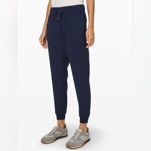 Lululemon brand new On the Fly jogger in navy. Size 8. NWT